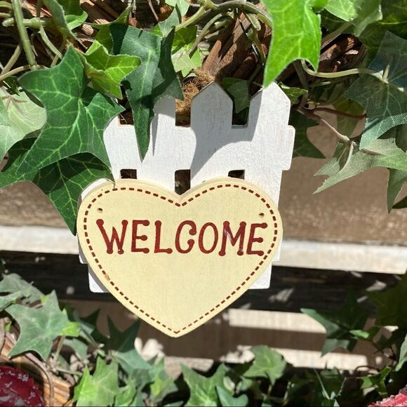 🏡HEART WREATH w/faux ivy, quilted hearts & welcome sign. Country/Farm perfect. - Picture 5 of 5